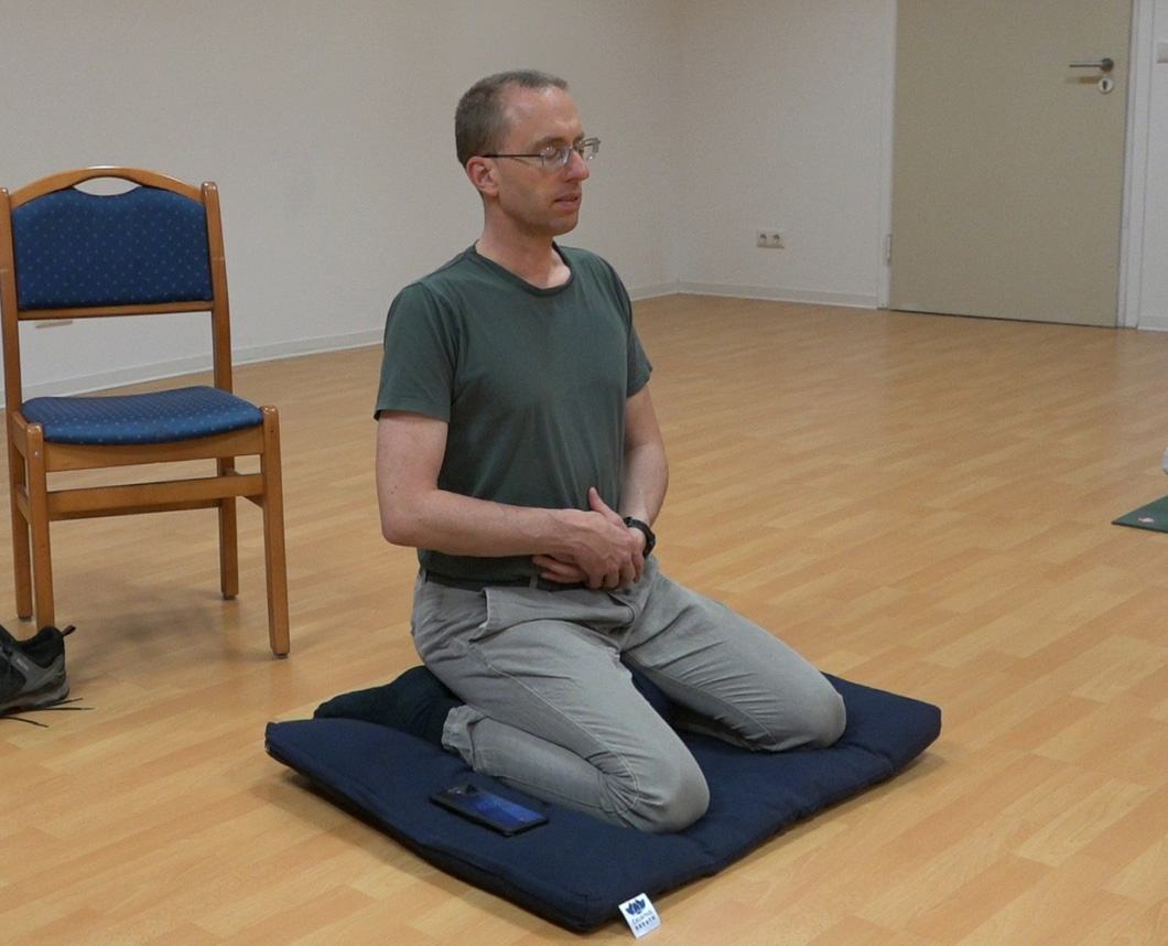 Sittande meditation i kurs